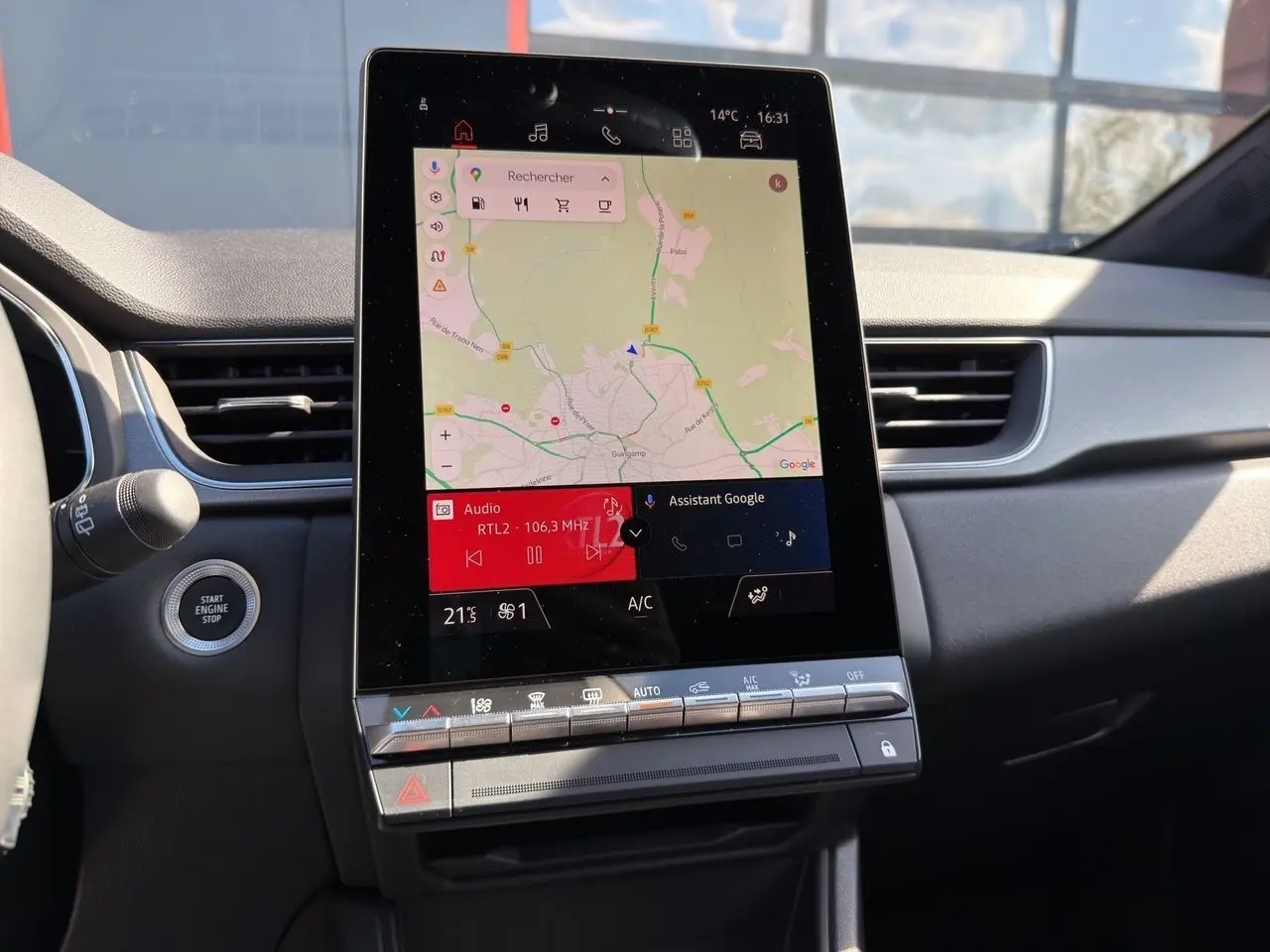 Vue intérieure du tableau de bord du Renault Captur 2024 TCE 90 TECHNO, écran tactile vertical avec navigation et commandes climatiques.