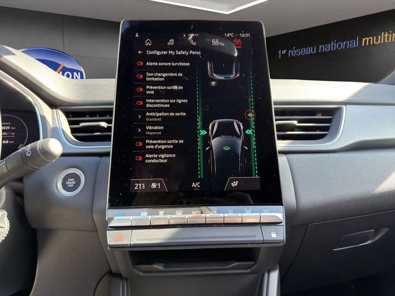 Vue du tableau de bord du Renault Captur TCe 90 Techno 2024, écran tactile central affichant les aides à la conduite.