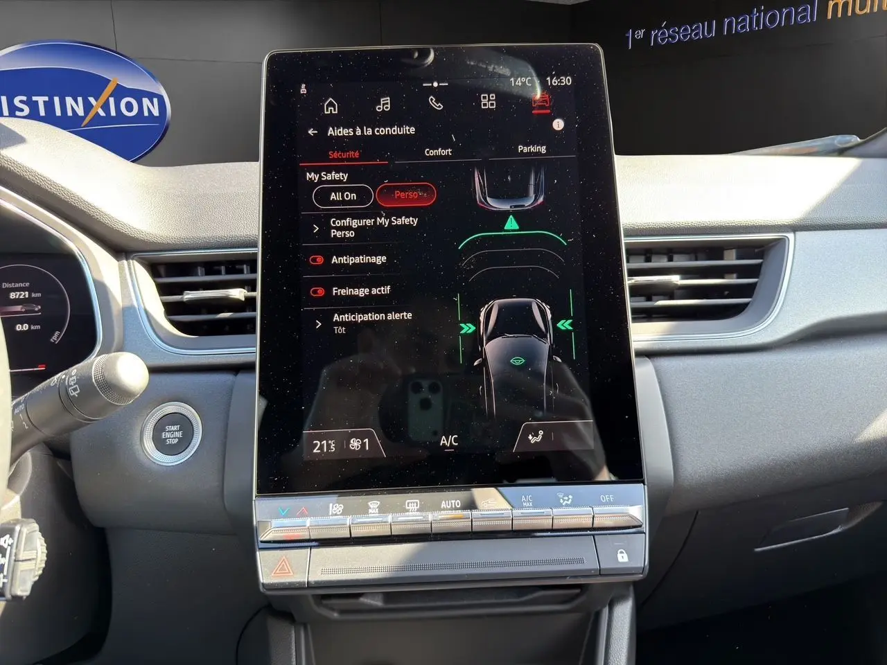 Vue rapprochée de l’écran tactile central du tableau de bord du Renault Captur TCe 90 Techno 2024, avec commandes de sécurité affichées.