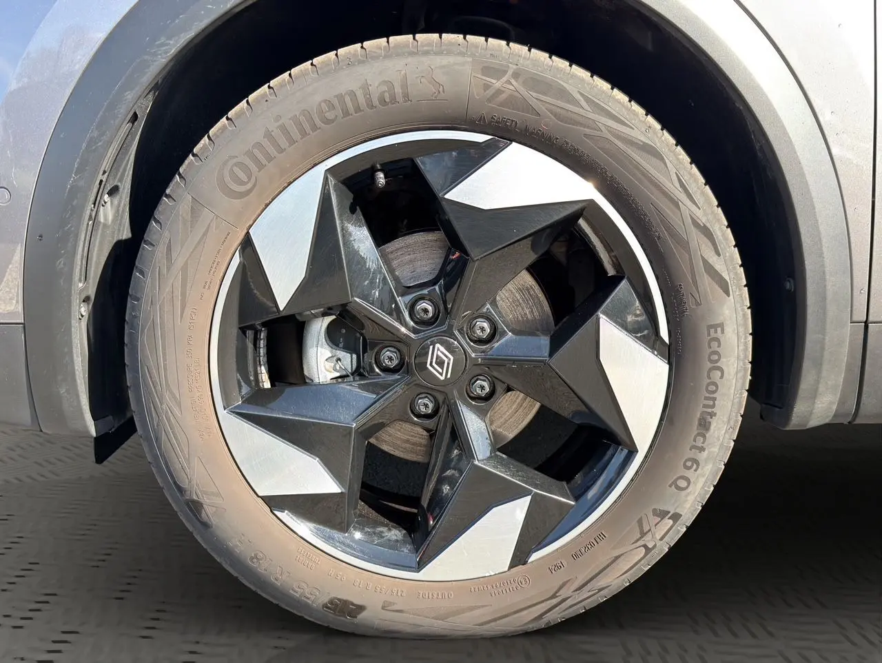 Gros plan sur la roue avant droite du Renault Captur 2024, jante noire et argentée au design géométrique.