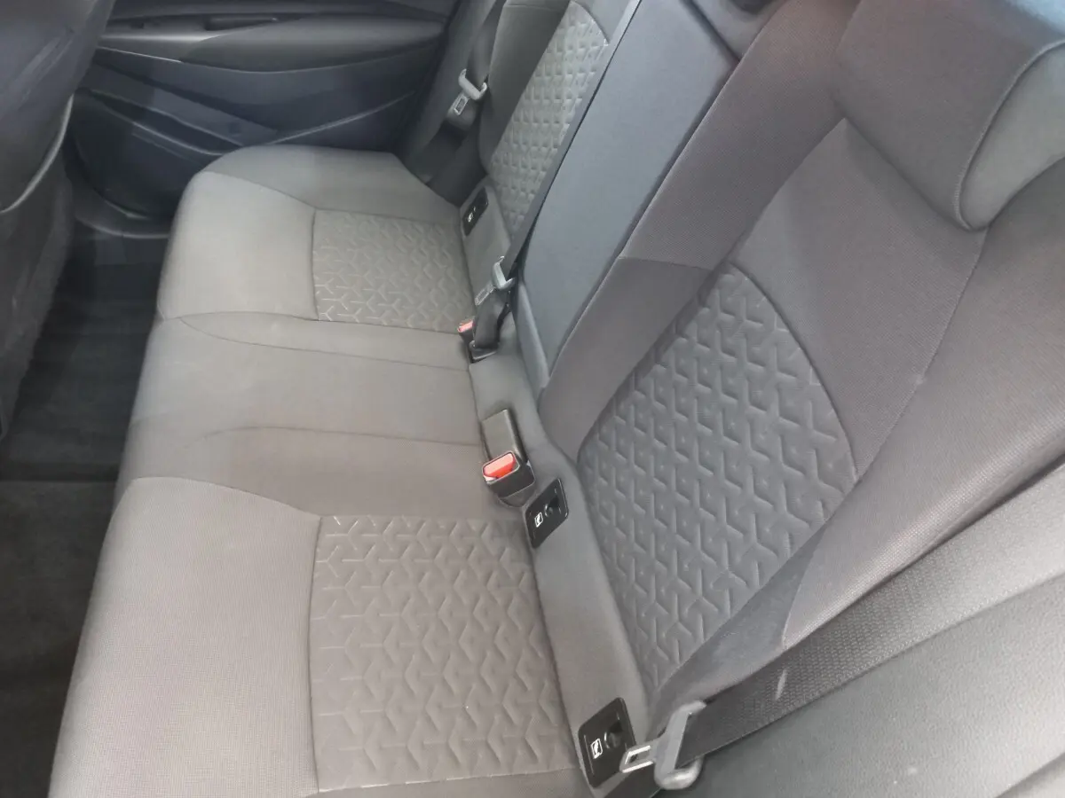 Vue côté droit de la banquette arrière grise avec motifs géométriques de la Toyota Corolla Hybride 2022.