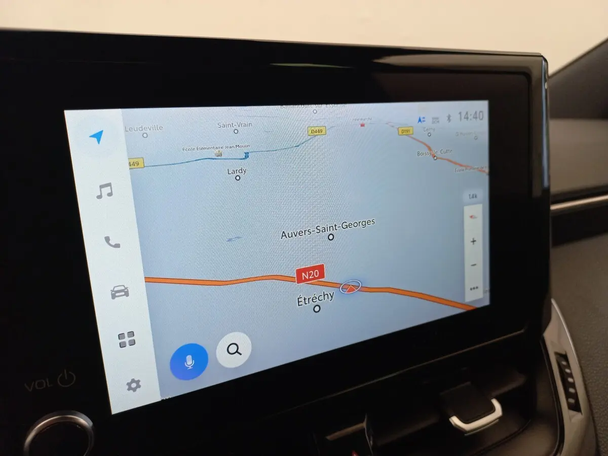 Écran tactile 8 pouces du système de navigation de la Toyota Corolla hybride, affichant une carte routière.