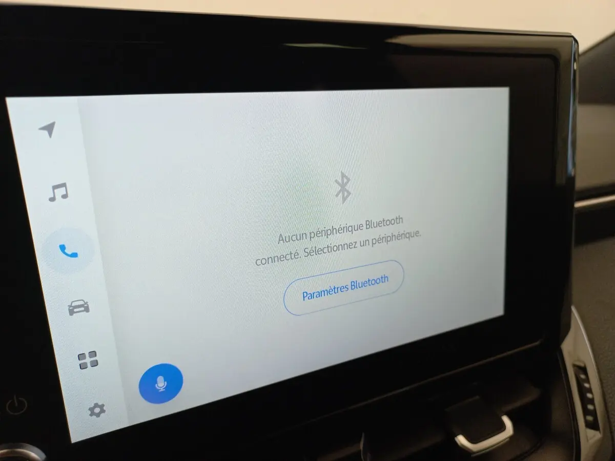 Écran tactile central affichant le menu Bluetooth dans l’habitacle d’une Toyota Corolla hybride 2022.