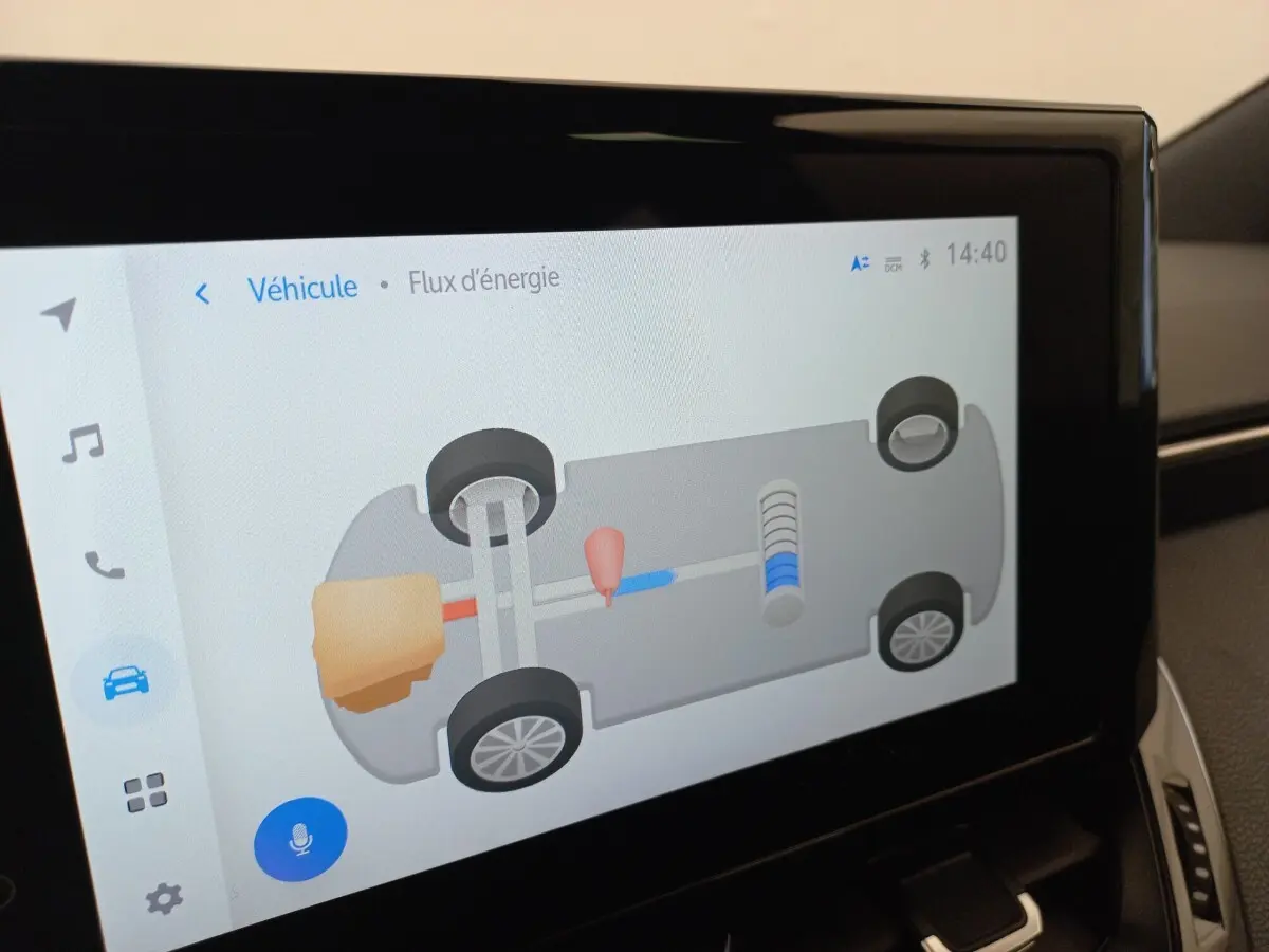 Écran tactile intérieur montrant le flux d'énergie hybride de la Toyota Corolla Hybride 122h bleu, vue de face.