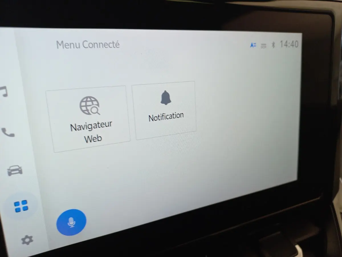 Écran tactile central de la Toyota Corolla hybride 2022 affichant le menu connecté avec options navigateur web et notification.