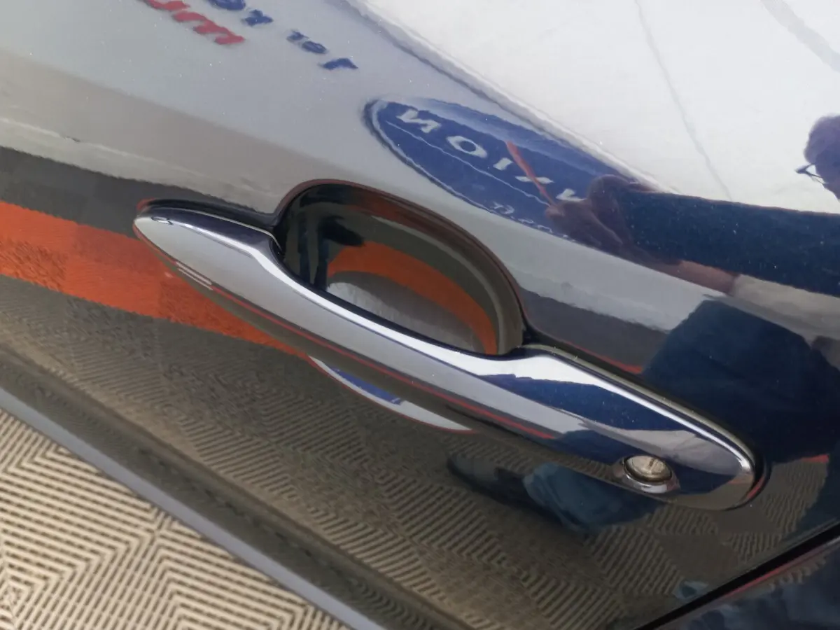 Poignée de porte côté gauche bleu foncé de la Toyota Corolla Hybride 122h, finition Dynamic Business Beyond Zer.
