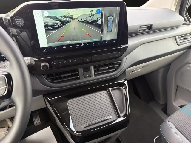 Vue intérieure du tableau de bord du Ford Transit Fourgon 2026, écran tactile affichant la caméra de recul et commandes modernes.