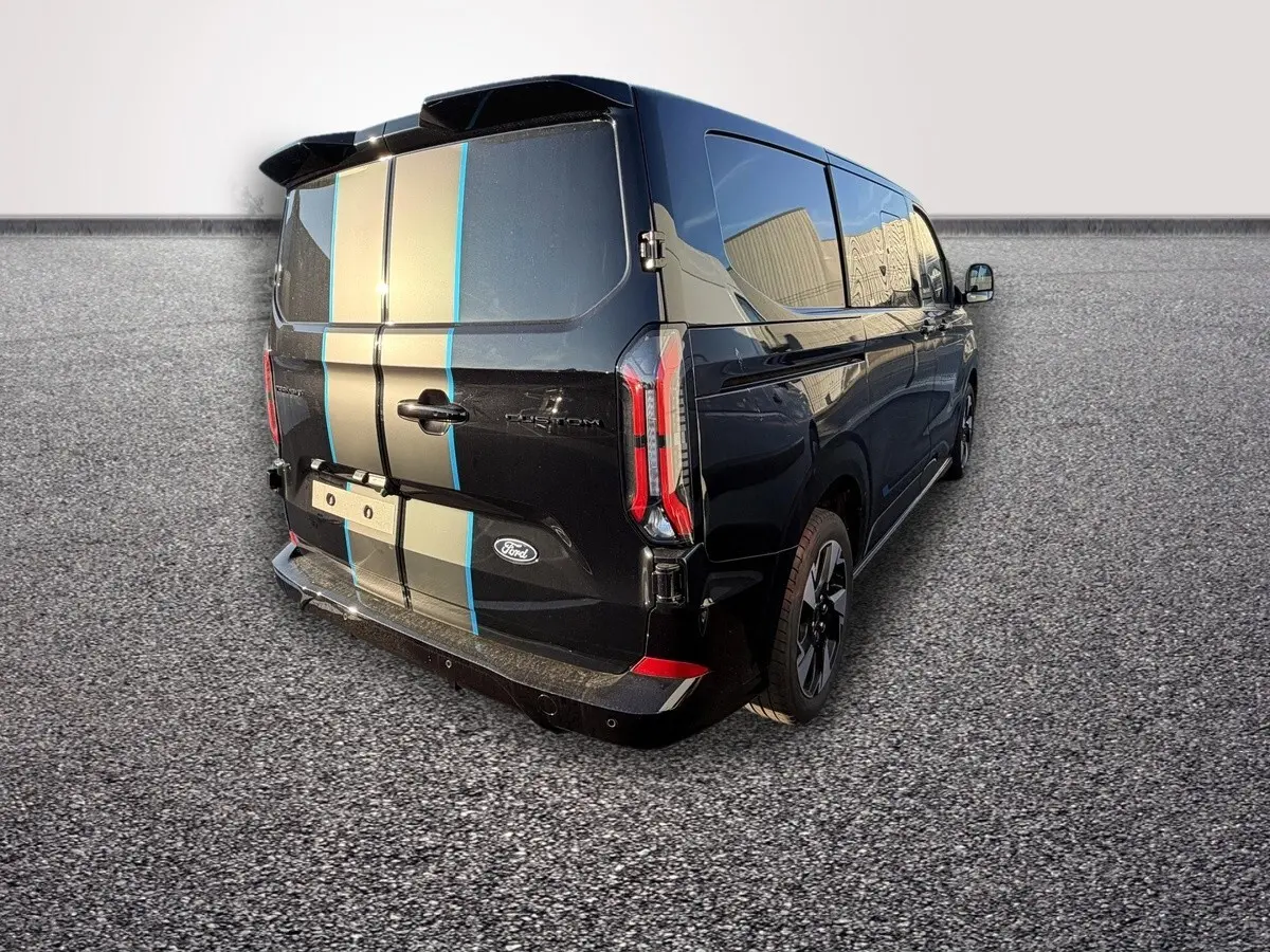 Ford Transit Fourgon noir vue 3/4 arrière droit avec bandes décoratives bleues et grises sur la porte arrière.
