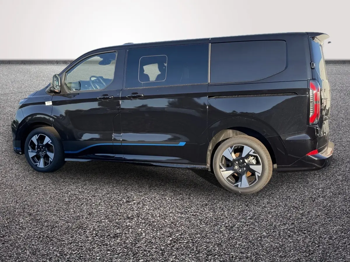 Ford Transit Fourgon noir vu de profil côté gauche, avec jantes alliage et détails bleus sur la carrosserie.