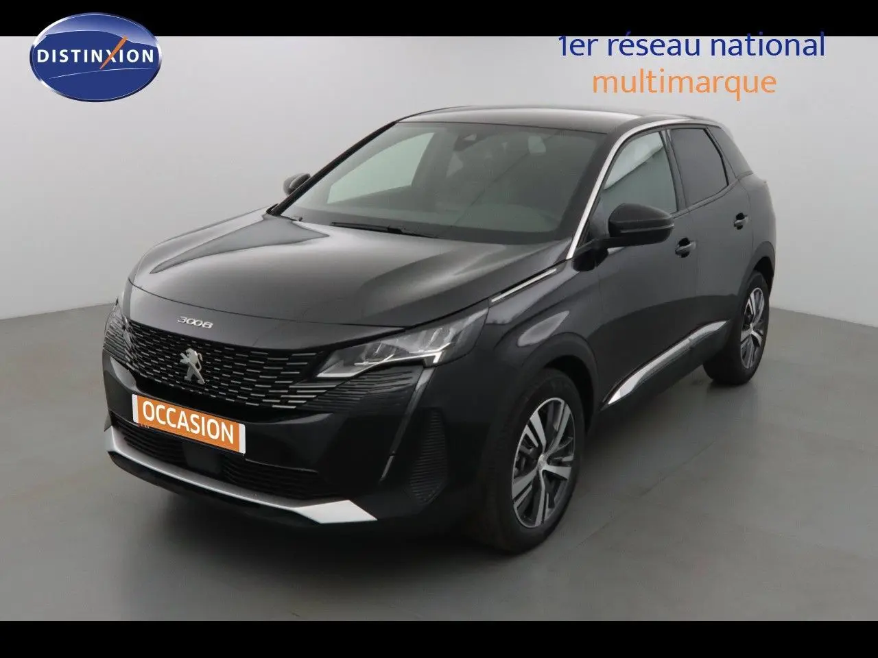 Peugeot 3008 noir perla metal vu en 3/4 avant droit dans un studio lumineux avec logo Distinxion visible.