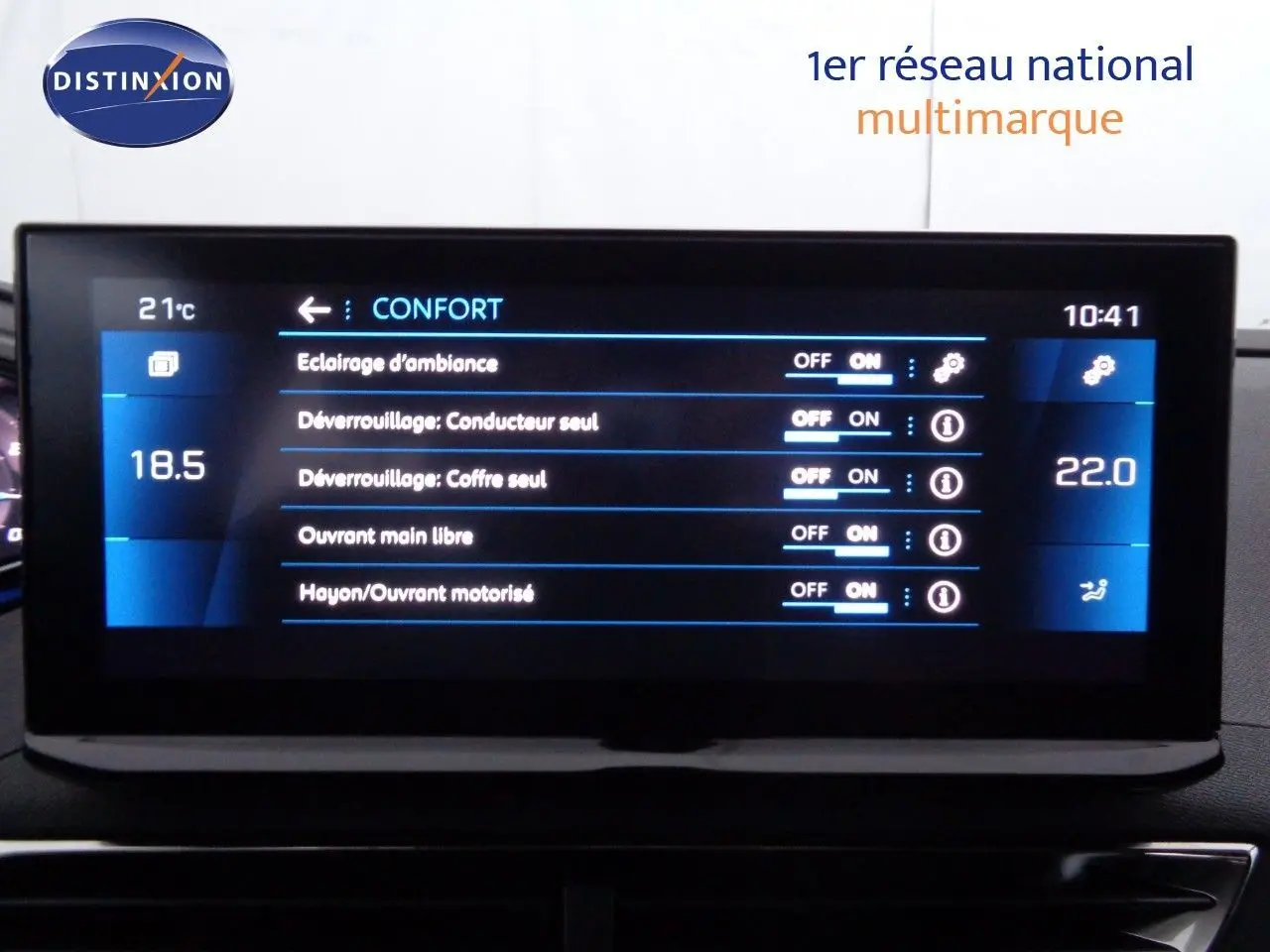 Écran tactile du tableau de bord du Peugeot 3008 2023 affichant les réglages de confort et climatisation.