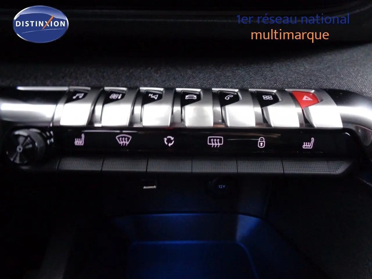 Boutons de commande argentés et noirs du tableau de bord du Peugeot 3008 2023, avec éclairage LED rose.