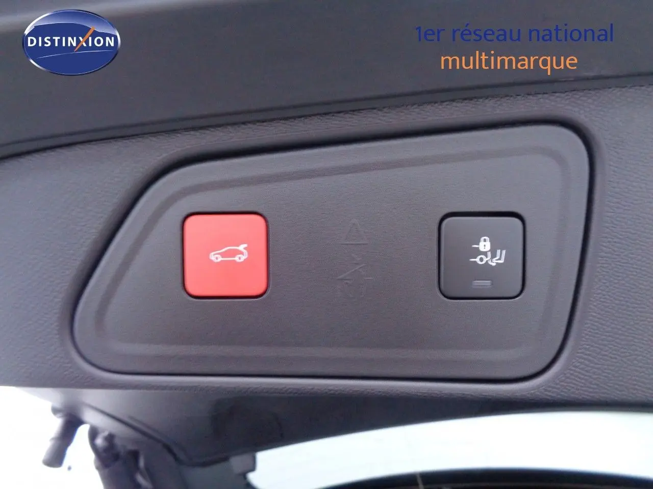 Boutons de commande du hayon électrique et verrouillage enfant sur le panneau intérieur d'un Peugeot 3008 noir Perla Metal 2023.