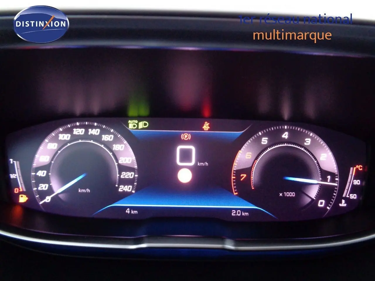 Tableau de bord numérique du Peugeot 3008 noir Perla Metal, affichant vitesse et compte-tours éclairés en bleu et blanc.