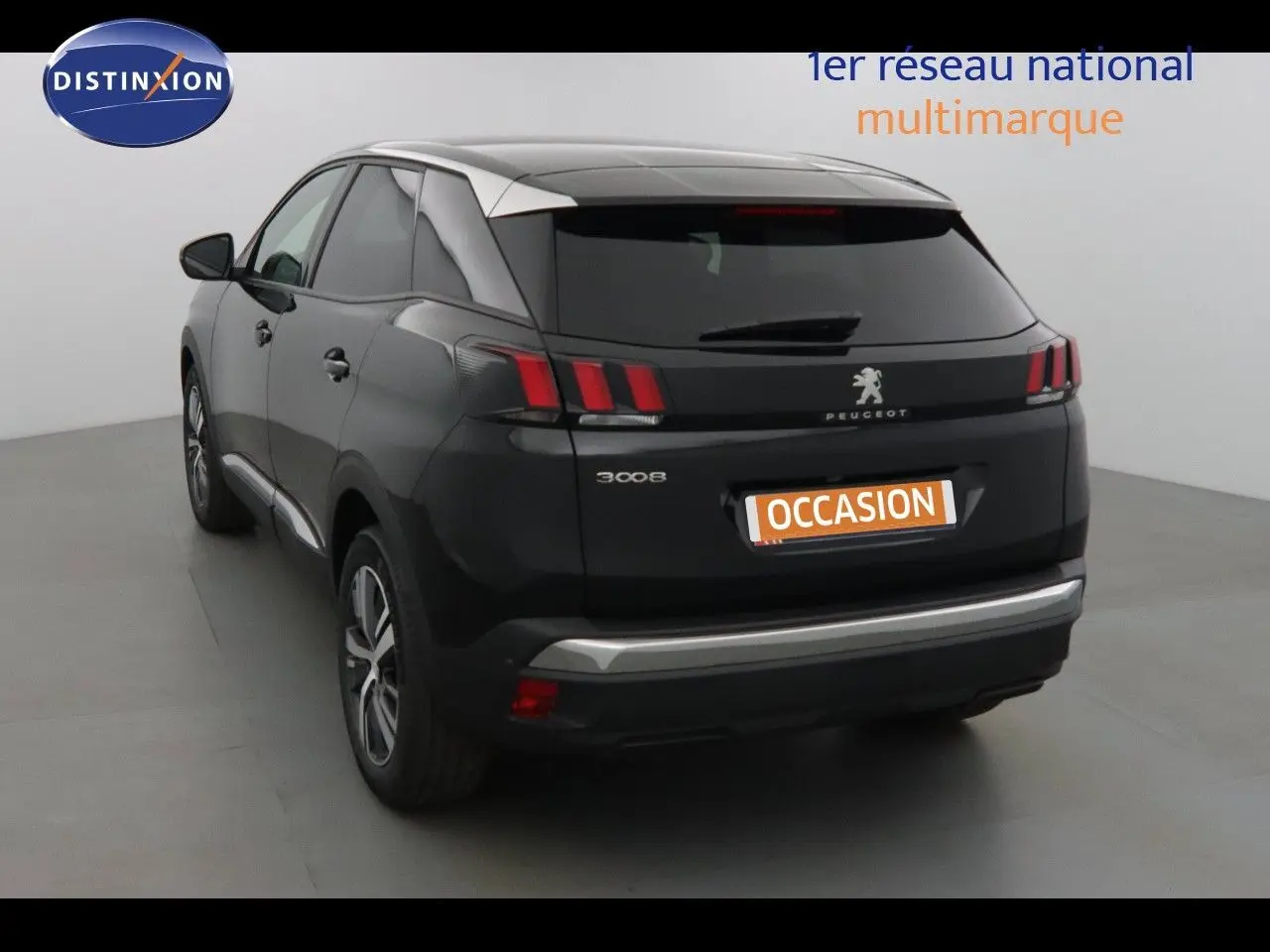 Vue 3/4 arrière droite d'un Peugeot 3008 noir perla metal avec feux arrière à trois griffes LED dans un studio blanc.