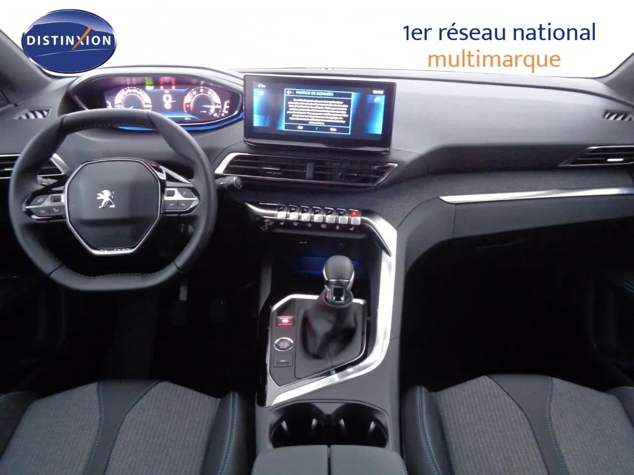 Intérieur moderne du Peugeot 3008 2023, vue du tableau de bord avec écran tactile et volant multifonction noir.