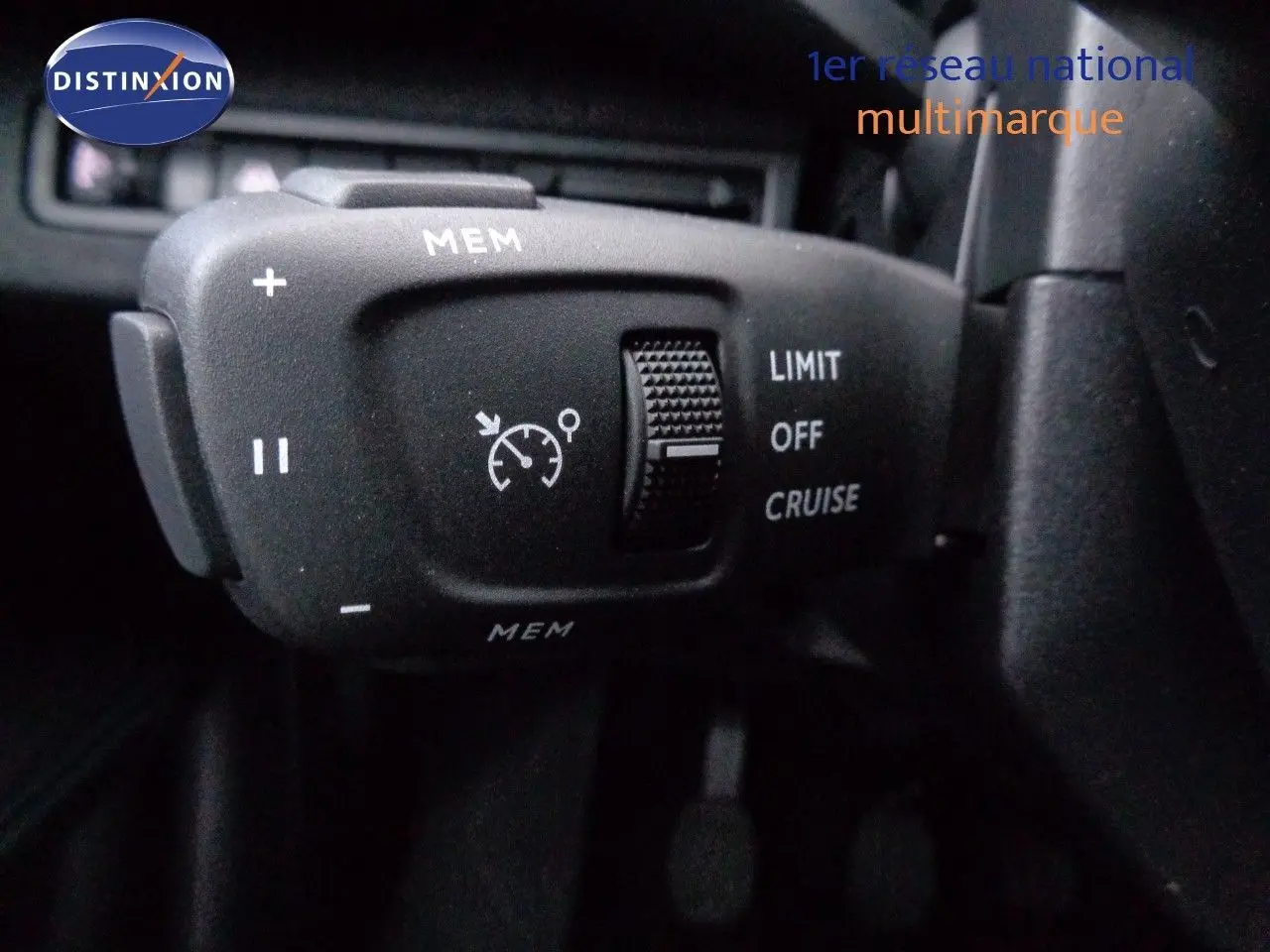 Gros plan sur la commande de régulateur de vitesse du Peugeot 3008 noir Perla Metal, intérieur sombre.