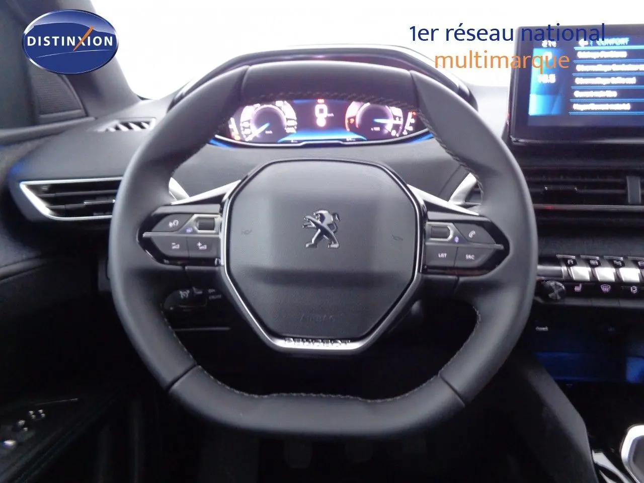 Volant multifonction Peugeot 3008 2023 noir perla metal vu de face avec tableau de bord numérique éclairé.