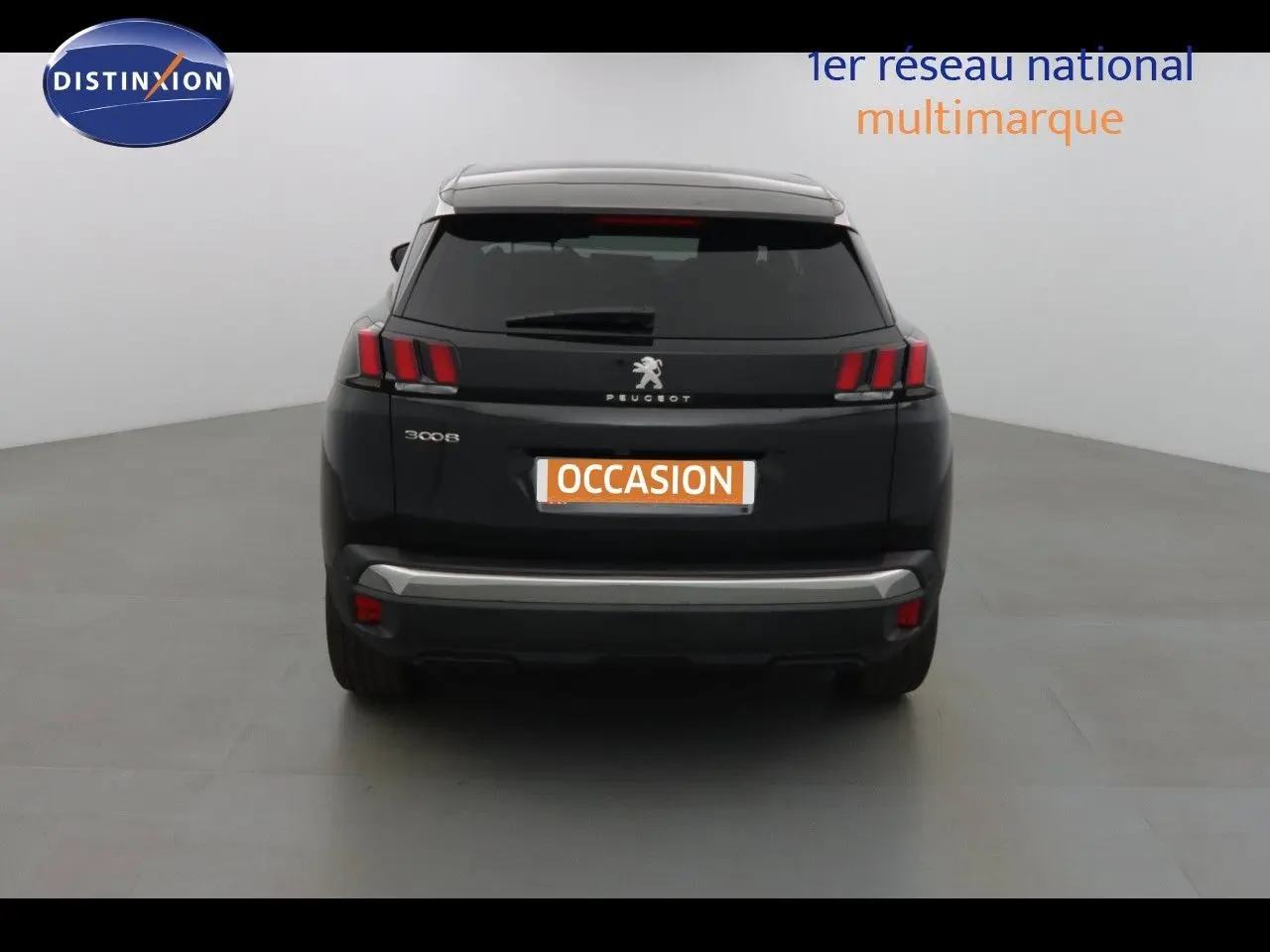 Vue arrière du Peugeot 3008 noir perla metal avec feux LED et hayon fermé dans un studio blanc.