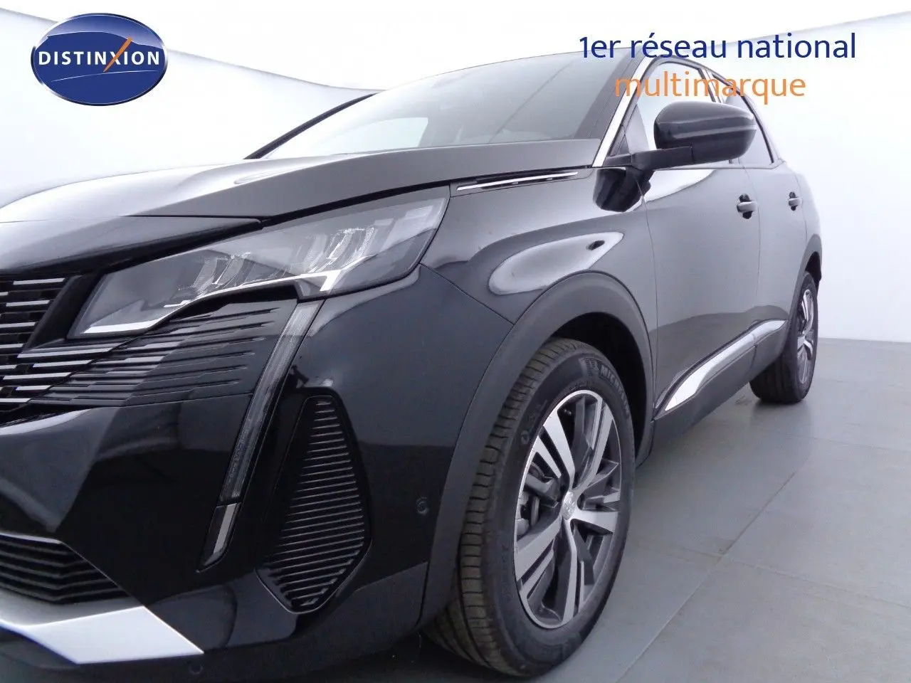 Vue 3/4 avant droit du Peugeot 3008 noir Perla Metal mettant en valeur ses phares LED et jantes alliage biton.