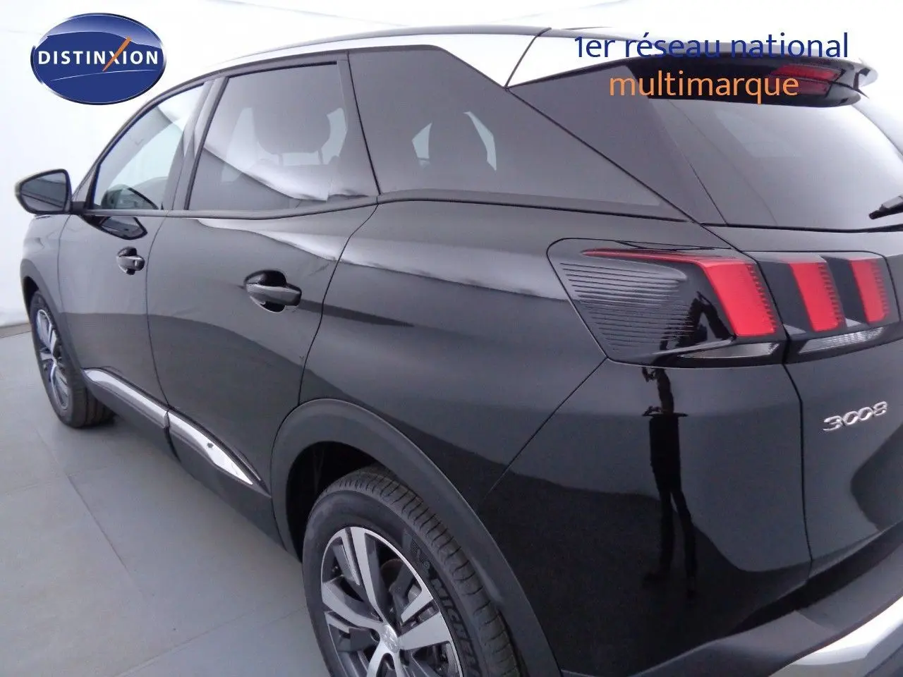 Vue 3/4 arrière droite d'un Peugeot 3008 noir perla metal avec feux arrière à barres rouges distinctives.