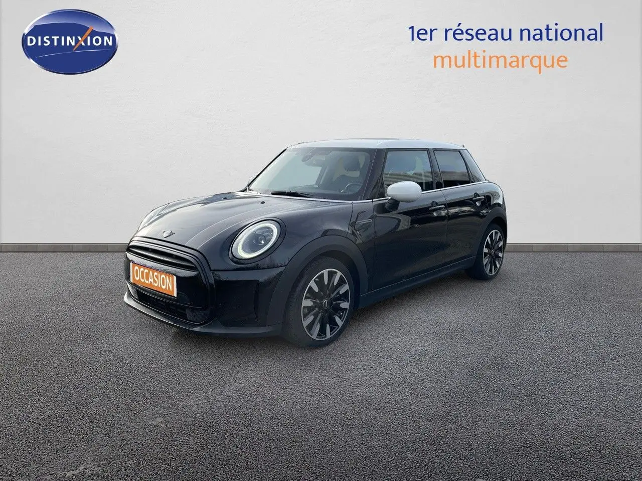 Vue 3/4 avant droite d'une MINI 1.5 136CH noire Midnight Metal avec rétroviseurs blancs et jantes bi-ton.