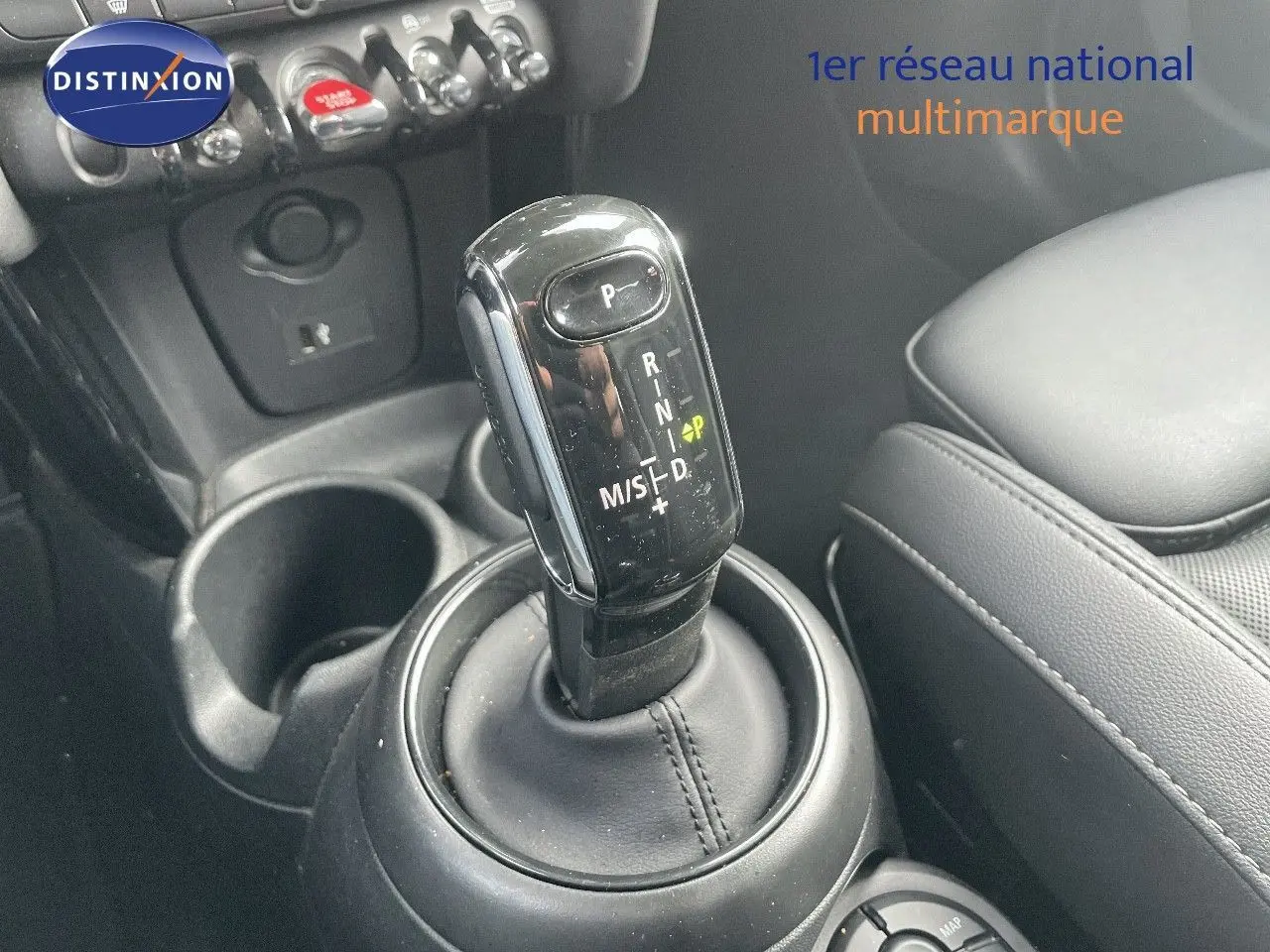 Le levier de vitesses automatique noir de la MINI 1.5 136CH STEPTRONIC, avec console et accoudoir en cuir noir.