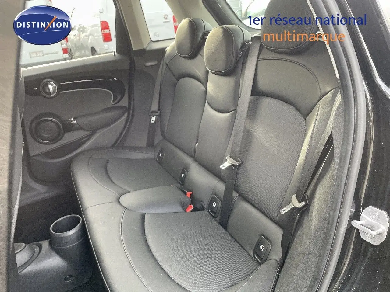 Vue intérieure côté droit montrant la banquette arrière en cuir noir de la MINI 1.5 136CH STEPTRONIC 2023.