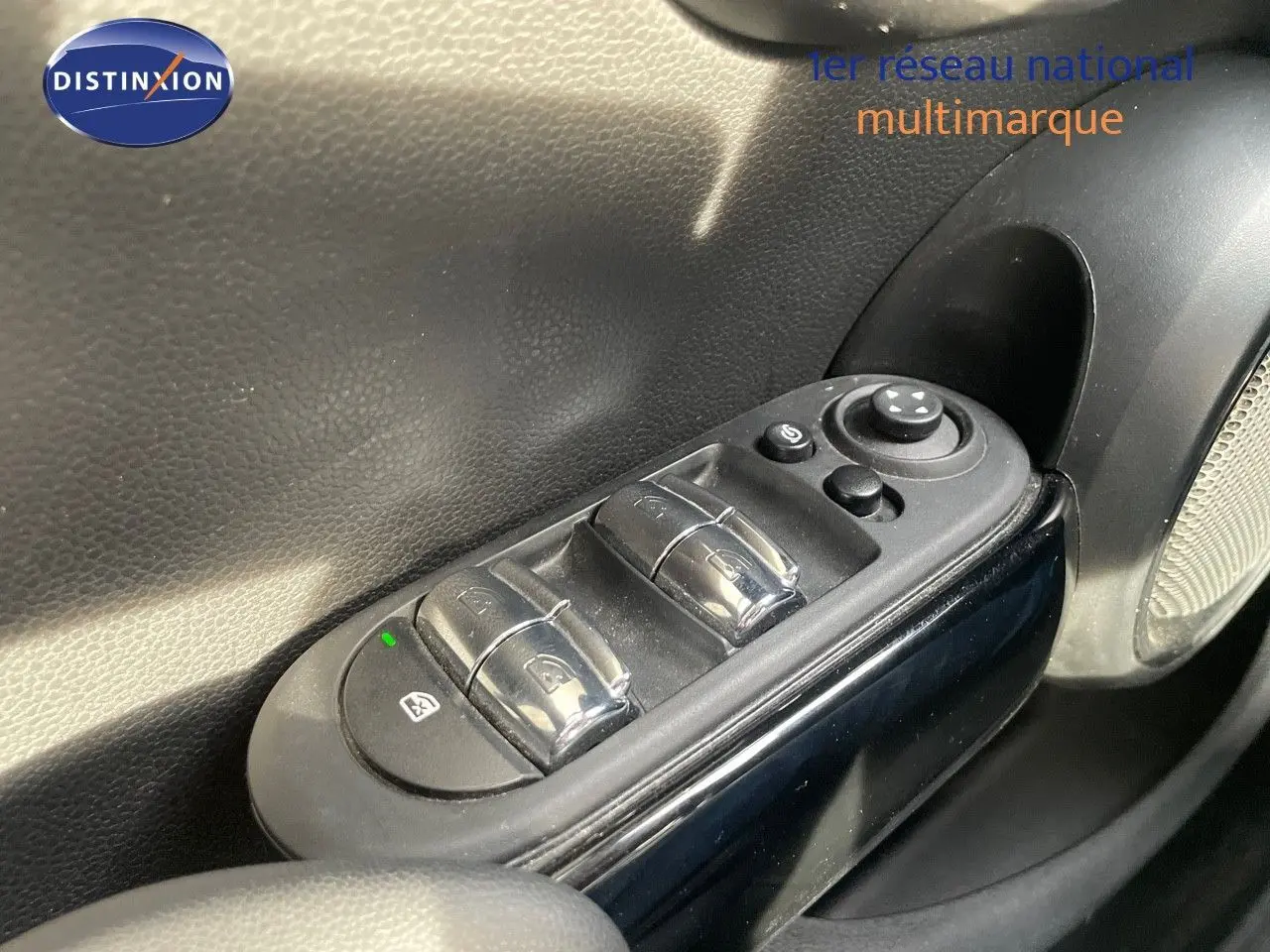 Gros plan sur les commandes des vitres électriques côté conducteur d’une MINI noire Midnight Metal de 2023.