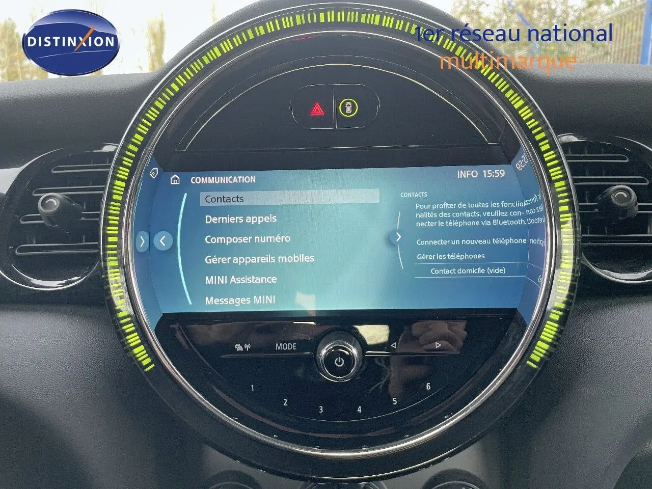 Vue rapprochée du tableau de bord MINI 2023 avec écran circulaire central affichant le menu communication.