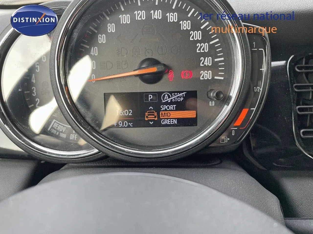 Vue rapprochée du tableau de bord de la MINI 1.5 136CH STEPTRONIC 2023, affichant le compteur de vitesse et les modes de conduite.