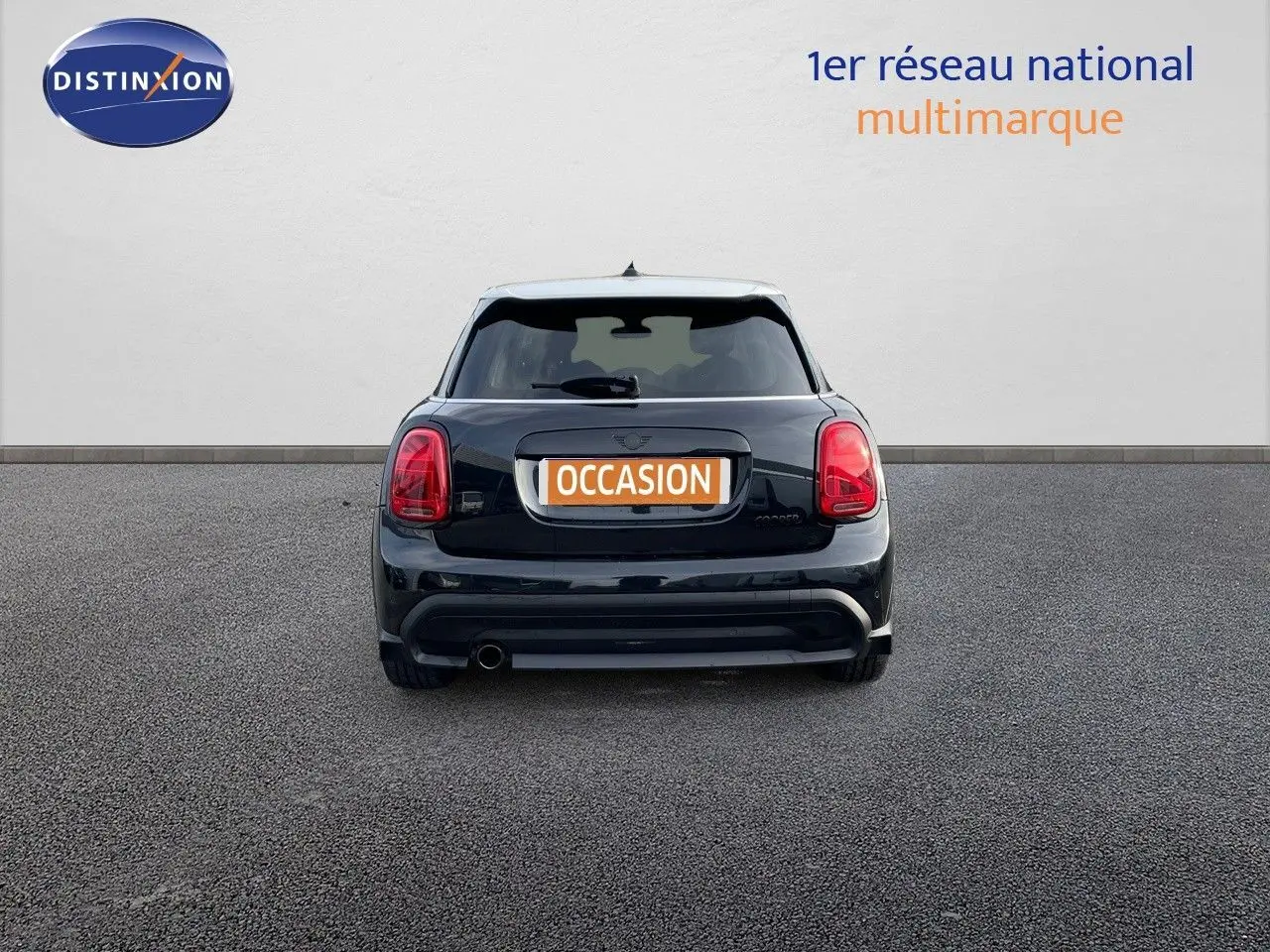 Vue arrière d'une MINI noire Midnight Metal 2023 avec feux arrière rouges et plaque "OCCASION" visible.
