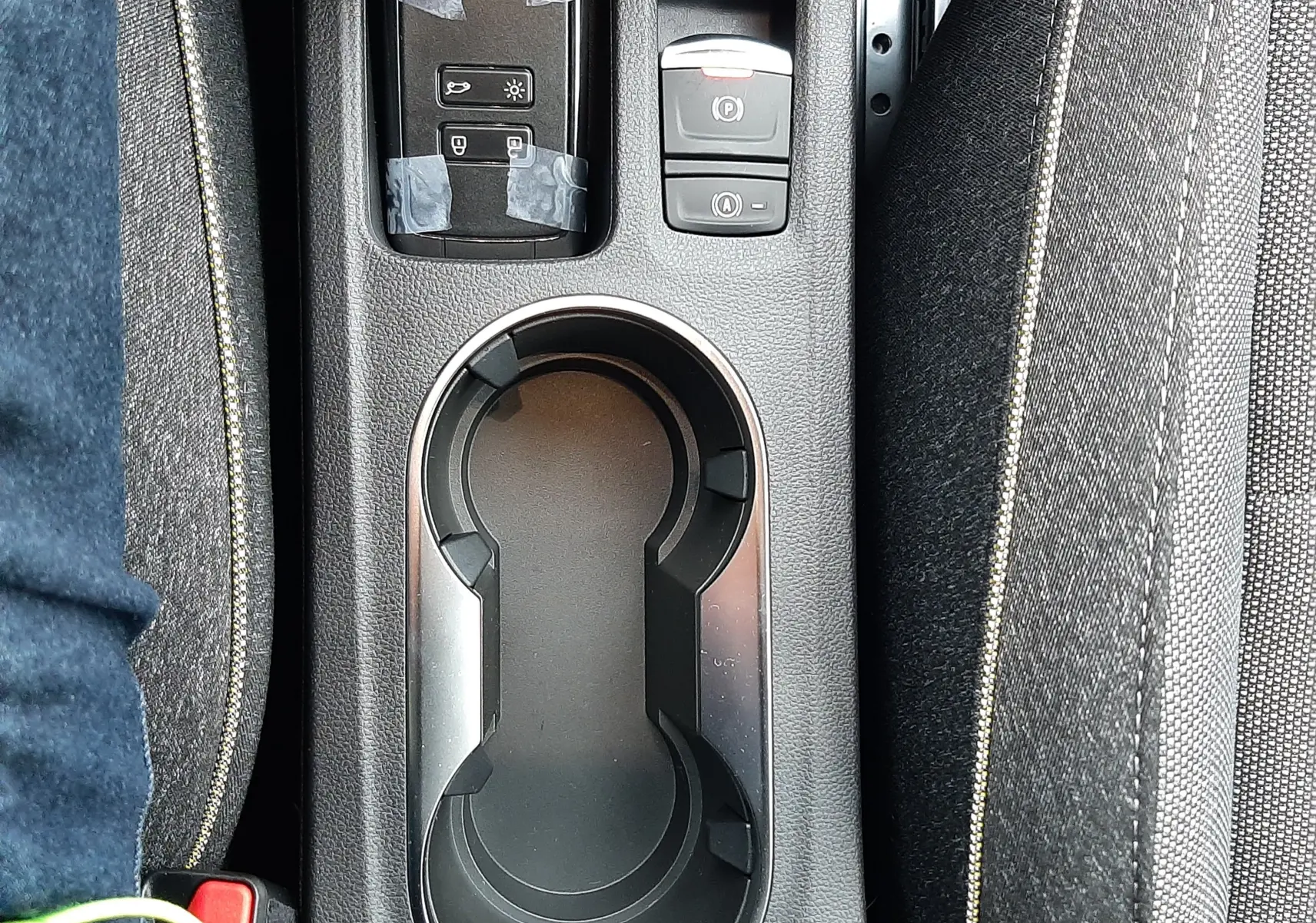 Vue plongeante sur la console centrale noire avec porte-gobelets et commandes électroniques du Renault Symbioz 2025.