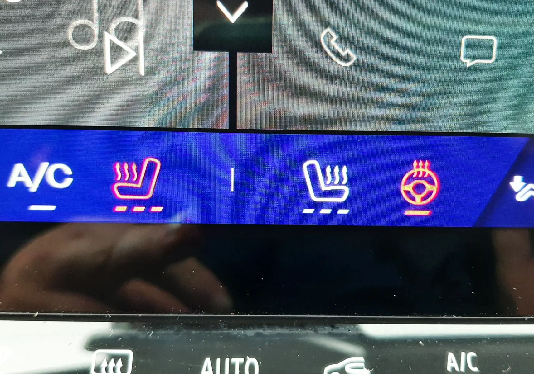 Vue rapprochée de l'écran tactile intérieur montrant les commandes de sièges et volant chauffants du Renault Symbioz blanc nacré.