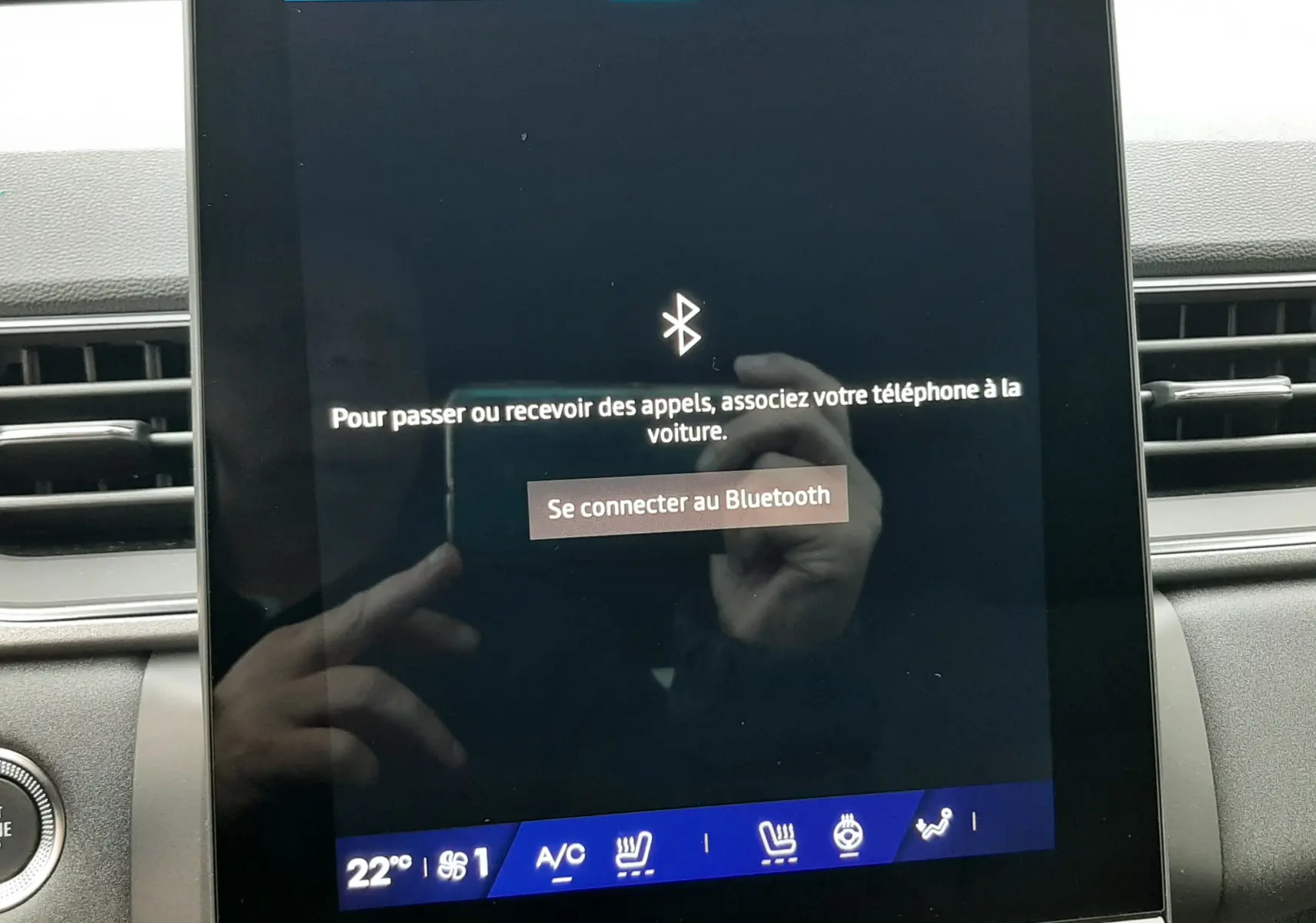 Écran tactile central du tableau de bord de la Renault Symbioz, affichant la connexion Bluetooth, intérieur noir.