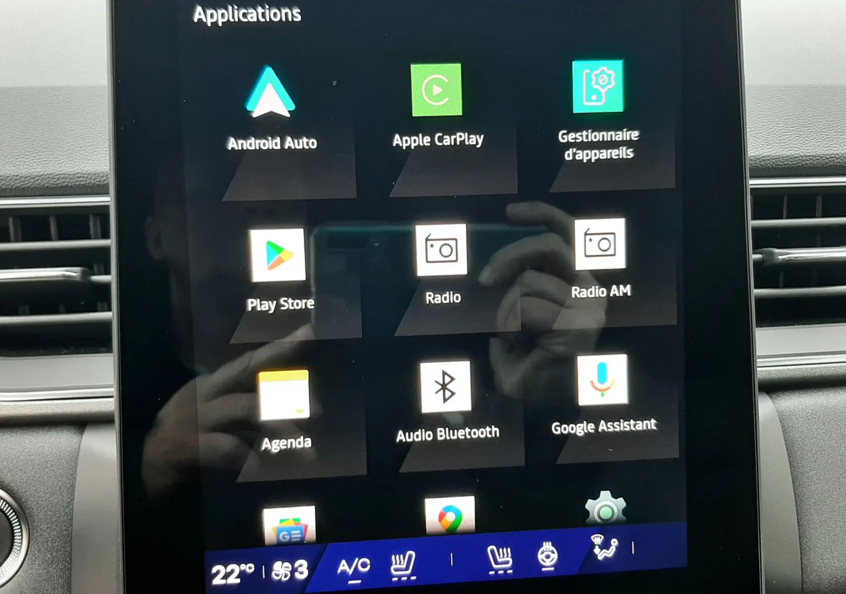 Écran tactile central du Renault Symbioz blanc nacré, affichant les applications multimédia et la climatisation.