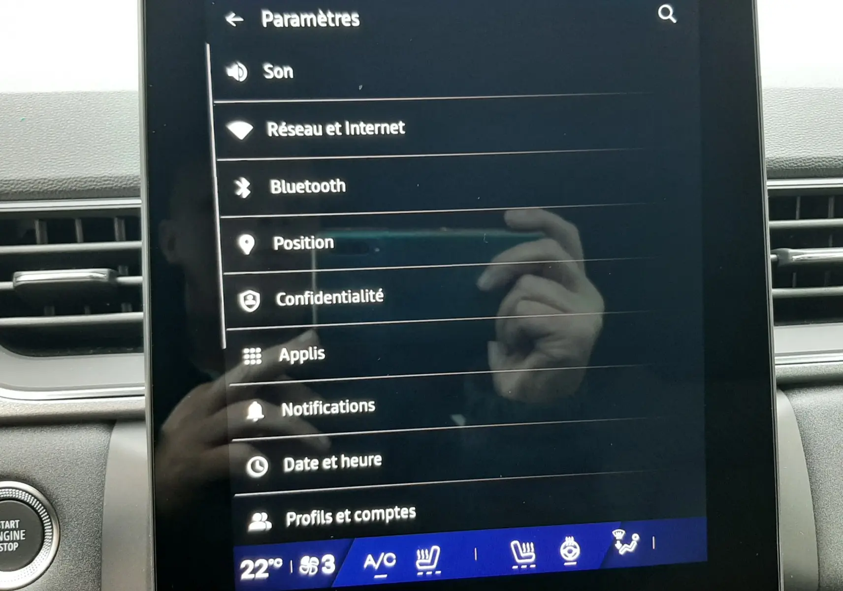 Écran tactile central du tableau de bord Renault Symbioz, affichant le menu des paramètres, intérieur noir.