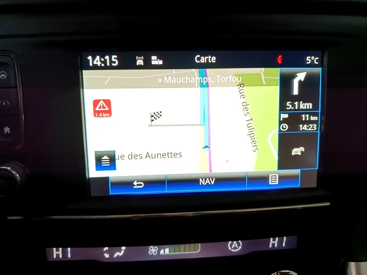 Écran tactile de navigation du Renault Kadjar Intens noir, affichant une carte avec itinéraire et informations de trajet.