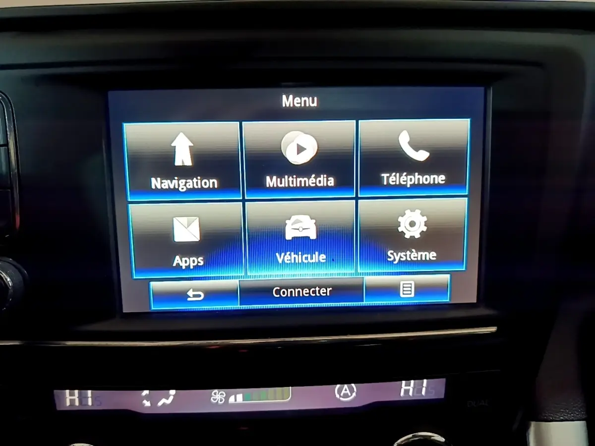 Écran tactile central du tableau de bord du Renault Kadjar noir 2018 affichant le menu multimédia et navigation.