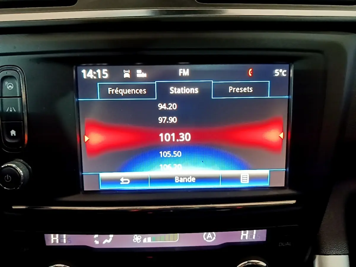 Écran tactile central du Renault Kadjar Intens noir de 2018 affichant la radio FM sur fréquence 101.30 MHz.