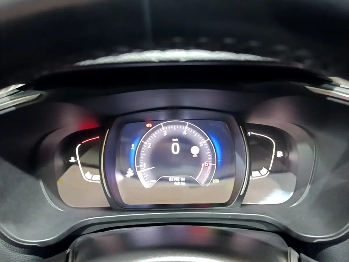 Tableau de bord numérique du Renault Kadjar Intens 2018, affichage central du compte-tours et vitesse à zéro.