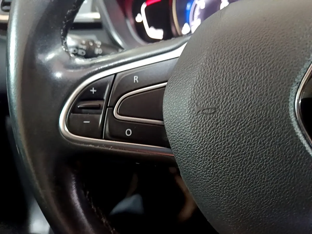 Gros plan sur la partie gauche du volant cuir noir du Renault Kadjar Intens 2018 avec commandes intégrées.