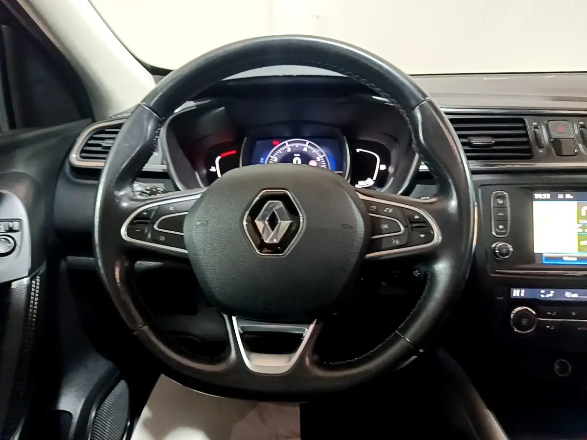 Vue intérieure centrée sur le volant cuir noir et le tableau de bord digital du Renault Kadjar Intens 2018.