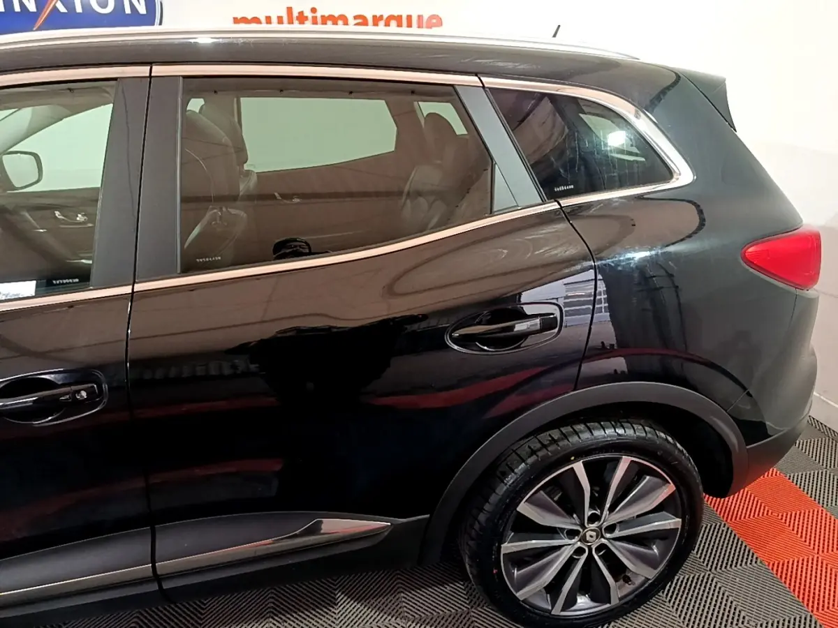 Vue latérale droite du Renault Kadjar noir 2018 mettant en valeur la roue alliage et les vitres teintées arrière.