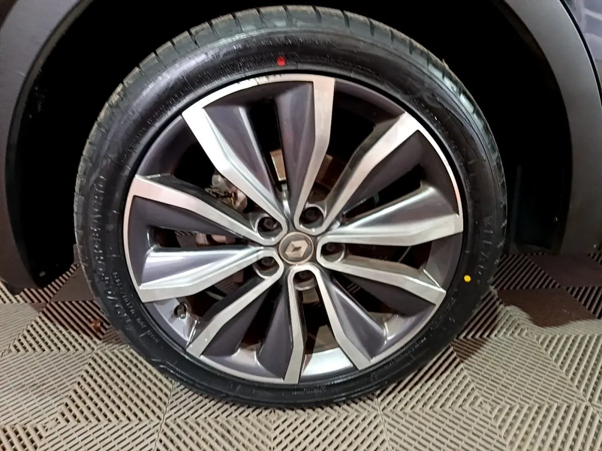 Gros plan sur la jante alliage bicolore du côté avant droit du Renault Kadjar Intens noir de 2018