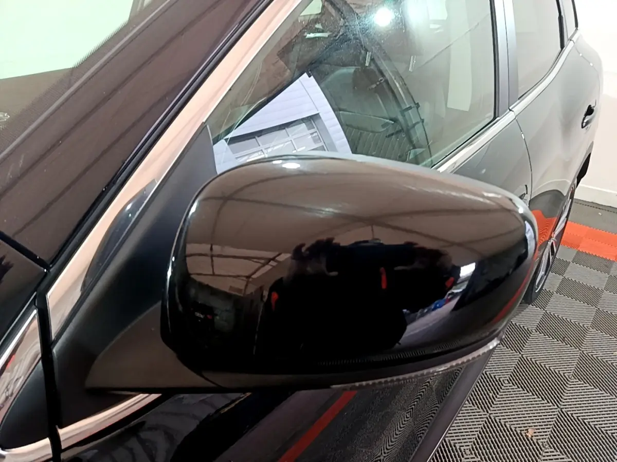 Rétroviseur noir côté gauche en gros plan du Renault Kadjar Intens Energy TCe 130 noir 2018.