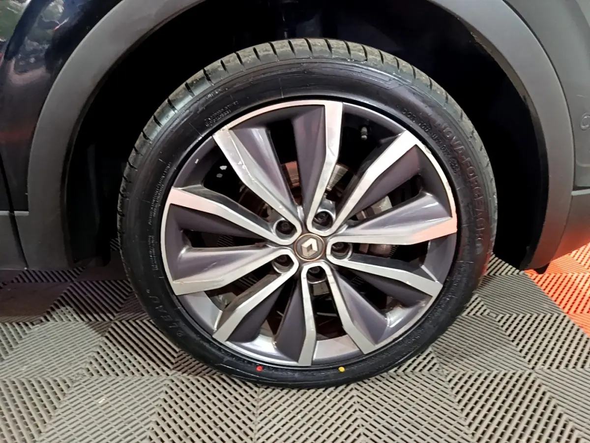 Gros plan sur la jante alliage du côté avant droit d'un Renault Kadjar noir, mettant en valeur le logo central Renault.