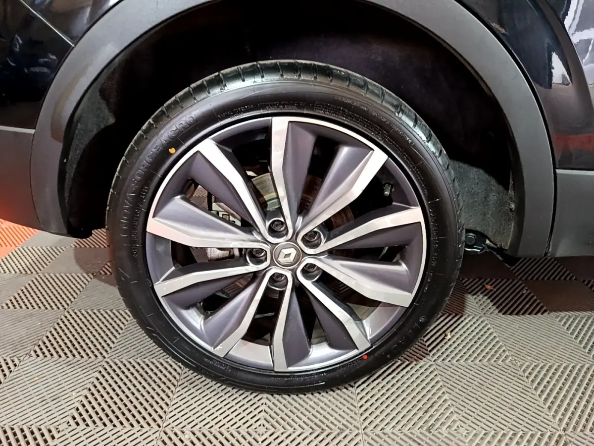 Gros plan sur la roue avant droite du Renault Kadjar noir, mettant en valeur la jante alliage au design moderne.