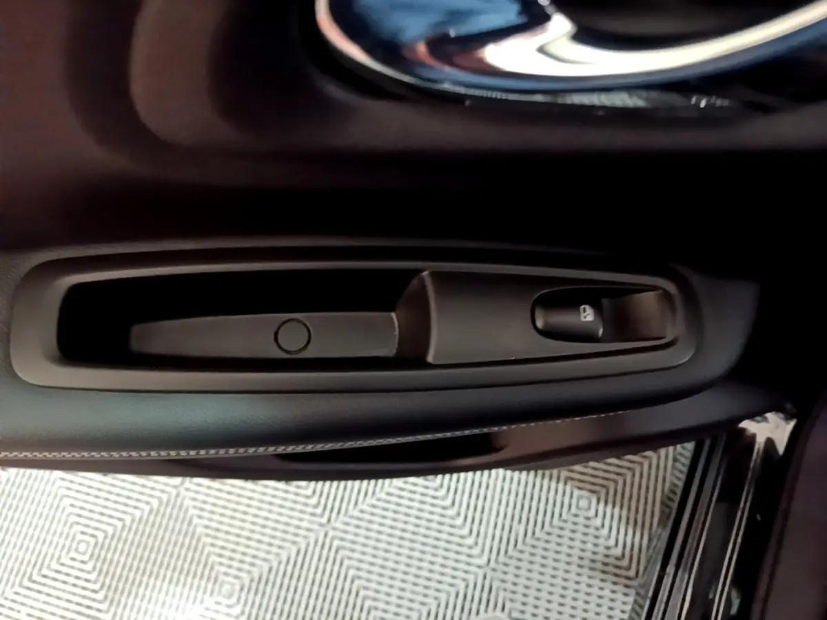 Détail de la poignée intérieure noire de la porte côté conducteur du Renault Kadjar Intens 2018.