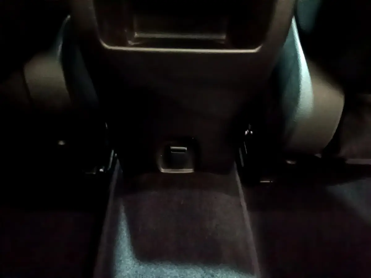 Prise 12V arrière visible entre les sièges noirs du Renault Kadjar Intens Energy TCe 130 de 2018.